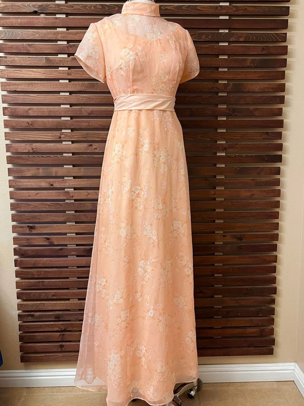 1970s Vintage Sheer Orange & White Floral Tie Waist Short Sleeve Dress Gown